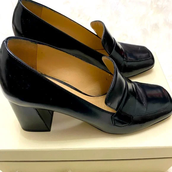 Experience quiet luxury with this M.Gemi shoe with dust bag and box. - Picture 2 of 8